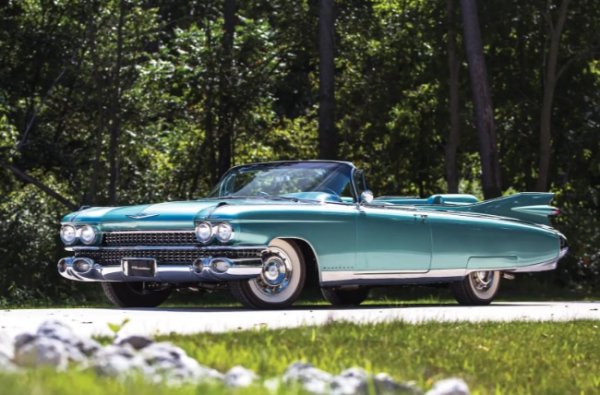 За разлика от модерните автомобили, които получават актуализация  на всеки три или четири години, класиката от Детройт пускаше по нещо ново всяка година. Просто - да поддържа интереса висок.

Така че Cadillac от 1959-а не трябва да е нищо повече от всяка друга колекционерска американска кола. Но тези емблематични задни перки пометоха пазара. Манията на Cadillac по тях започна още през 1948 година (пак я споменаваме), вдъхновена от двойните опашки на изтребителя P38 Lightning на Lockheed. Достига своя зенит при моделите на компанията, произведени между 1958 и 1959 година.

Те бяха посмекчени за следващата версия и напълно изчезнаха в рамките на следващото десетилетие.
